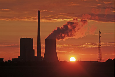 近日，美國白宮公布了2019年政府財政預(yù)算案。2019年預(yù)算規(guī)模4.4萬億美元，占美國GDP比重20.8%，2019年財政赤字預(yù)計占GDP比重4.7%，將是未來10年中政府財政赤字最高的一年