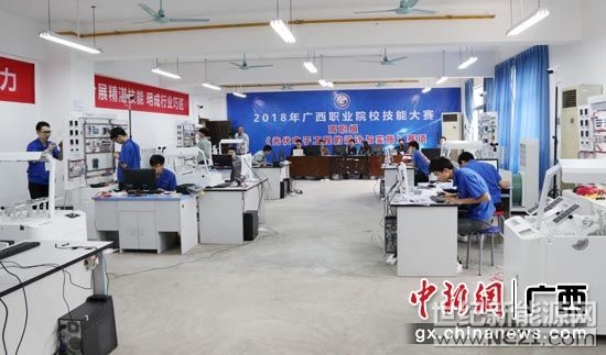 

圖為比賽現(xiàn)場(chǎng)。甘權(quán) 攝

中新網(wǎng)廣西新聞3月27日電(記者 林艷華)由廣西壯族自治區(qū)教育廳主辦的2018年廣西職業(yè)院校技能大賽高職組“光伏電子工程的設(shè)計(jì)與實(shí)施”賽項(xiàng)，3月26日至27日在廣西電力職業(yè)技術(shù)學(xué)院東校區(qū)舉行