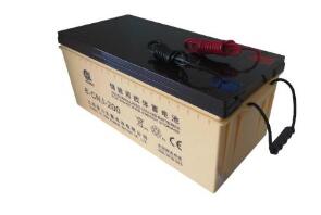 
												
												
	　　蓄電池于太陽(yáng)能電池板的重要性

	　　蓄電池（也俗稱電瓶）是太陽(yáng)能供電系統(tǒng)的重要器件，它的主要功能，是把太陽(yáng)能電池板發(fā)的電能即時(shí)儲(chǔ)存在電瓶?jī)?nèi)，以供用電設(shè)備使用，蓄電池具有儲(chǔ)存電能和穩(wěn)定電壓的作用。

	　　蓄電池的主要技術(shù)參數(shù)是電壓和容量