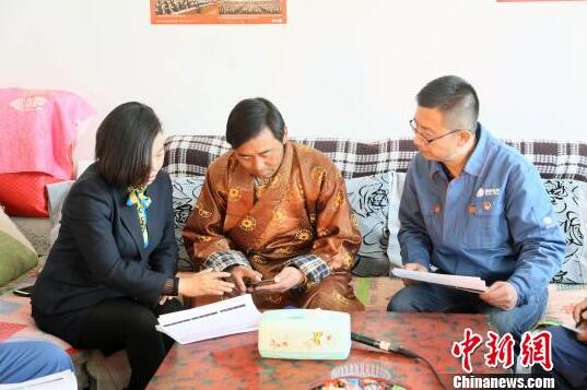 　　農(nóng)村電氣化網(wǎng)訊：
　　“塞納村是烏蘭縣17個村中，使用互聯(lián)網(wǎng)平臺率最高的村，村民收入穩(wěn)定，18歲至55歲人口占比70%，便于推廣微信繳費試點工作。”烏蘭縣供電公司經(jīng)理高毓27日說