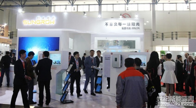  3月27日，為期三天的2018中國(guó)國(guó)際太陽(yáng)能發(fā)電應(yīng)用展覽會(huì)（四新展）在北京盛大開(kāi)幕，陽(yáng)光電源攜分布式逆變器精彩亮相，受到眾多觀眾和媒體的關(guān)注，現(xiàn)場(chǎng)氣氛十分火爆。參展期間，陽(yáng)光電源喜獲2018中國(guó)國(guó)際清潔能源科技推廣周組委會(huì)頒發(fā)的“2017年度清潔能源誠(chéng)信企業(yè)”大獎(jiǎng)