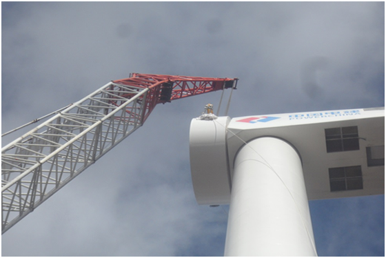                        試想，當(dāng)歷史蒼茫的明長城遺址和風(fēng)景優(yōu)美的“草原天路”，遇上了智能化的大容量風(fēng)電機組——會碰撞出什么樣的火花？  2018年初春，記者驅(qū)車前往位于河北壩上張北縣與壩下萬全縣交界之處的中電建水泉風(fēng)電項目，就見到了這番歷史與未來的“撞色”景觀。同時，記者還了解到這個風(fēng)電項目采用了13臺金風(fēng)科技GW110/3.0MW風(fēng)電機組，總裝機容量為3.9萬千瓦