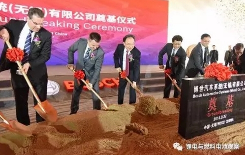 
			              3月27日，世界500強(qiáng)企業(yè)德國(guó)博世集團(tuán)在錫舉行博世汽車(chē)系統(tǒng)(無(wú)錫)有限公司建設(shè)奠基儀式，其全球首個(gè)電池產(chǎn)業(yè)化項(xiàng)目——車(chē)用48V電池項(xiàng)目同步開(kāi)工建設(shè)。省委常委、市委書(shū)記李小敏出席儀式并為項(xiàng)目奠基培土，博世動(dòng)力總成事業(yè)部執(zhí)行總裁蓋克斯塔特˙伍弗，副市長(zhǎng)、無(wú)錫高新區(qū)黨工委書(shū)記、新吳區(qū)委書(shū)記王進(jìn)健分別致辭
