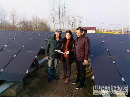  近期，湖北省公安縣審計(jì)局在該縣精準(zhǔn)扶貧專(zhuān)項(xiàng)審計(jì)工作中，著力關(guān)注農(nóng)村光伏發(fā)電項(xiàng)目的實(shí)施和運(yùn)行情況，從資金使用、項(xiàng)目管理、效益發(fā)揮三個(gè)方面全面跟蹤，切實(shí)保障“綠色電力”在扶貧攻堅(jiān)作戰(zhàn)中為貧困群眾帶來(lái)福音。圖為審計(jì)人員在項(xiàng)目現(xiàn)場(chǎng)