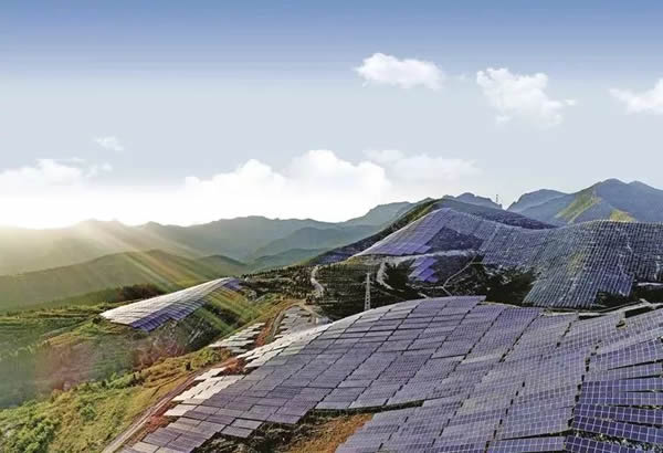                                         
	　　在過(guò)去的十年，中國(guó)的產(chǎn)業(yè)經(jīng)濟(jì)中，如果還有另一個(gè)產(chǎn)業(yè)的火熱可以和互聯(lián)網(wǎng)相比，那也許是光伏。

	　　“站在分布式的風(fēng)口，傻子都能賺錢(qián)”