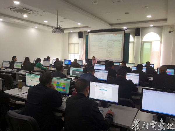 
　　農(nóng)村電氣化網(wǎng)訊：為進一步提升公司營銷業(yè)務(wù)管理水平，造就一支適應(yīng)公司營銷轉(zhuǎn)型的業(yè)務(wù)精湛的營銷從業(yè)人員隊伍，實現(xiàn)營銷隊伍素質(zhì)持續(xù)有效提升，3月19日至23日，明珠公司在金電實訓(xùn)場開展了為期5天的2018年第一期營銷業(yè)務(wù)知識培訓(xùn)。明珠公司營銷部（客戶服務(wù)中心）、各鄉(xiāng)鎮(zhèn)供電所相關(guān)人員共計30人參加了此次培訓(xùn)