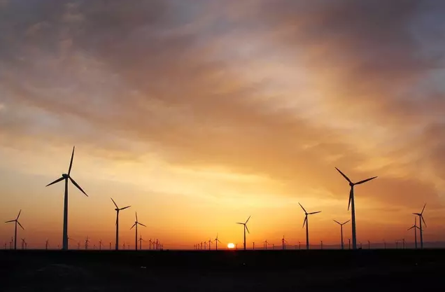                        　　“風(fēng)電大基地”無疑對我國風(fēng)電產(chǎn)業(yè)的發(fā)展起到了重要的推動作用，但其后期暴露出來的消納和配套缺失硬傷，卻讓人始料未及。十年間，從壯麗圖景隕落為沉重包袱，“風(fēng)電大基地”值得我們回頭仔細(xì)看看