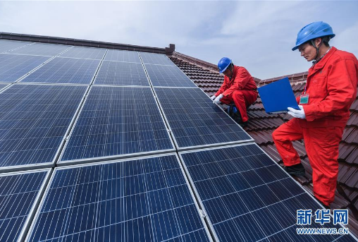 
	


	3月29日，工作人員在對長興縣連心村一戶村民屋頂光伏進(jìn)行并網(wǎng)驗收（無人機(jī)拍攝）


	



	3月29日，空中俯瞰長興縣連心村，不少村民屋頂上都安裝了光伏發(fā)電設(shè)備（無人機(jī)拍攝）


	浙江省長興縣連心村是農(nóng)村光伏發(fā)電示范建設(shè)村，目前已有70戶村民的屋頂光伏發(fā)電設(shè)備完成并網(wǎng)，自家用不完的光伏發(fā)電全部并入國家電網(wǎng)，收獲“綠色收益”。


	來源：新華網(wǎng)
