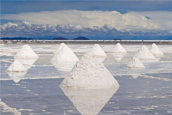 
	中國儲能網(wǎng)訊：3月29日晚，威華股份公告稱，公司全資子公司致遠(yuǎn)鋰業(yè)4萬噸鋰鹽項目首條1．3萬噸生產(chǎn)線正式投產(chǎn)。隨著碳酸鋰需求的增加，多家上市公司開始建立碳酸鋰生產(chǎn)線，擴(kuò)充鋰鹽產(chǎn)能