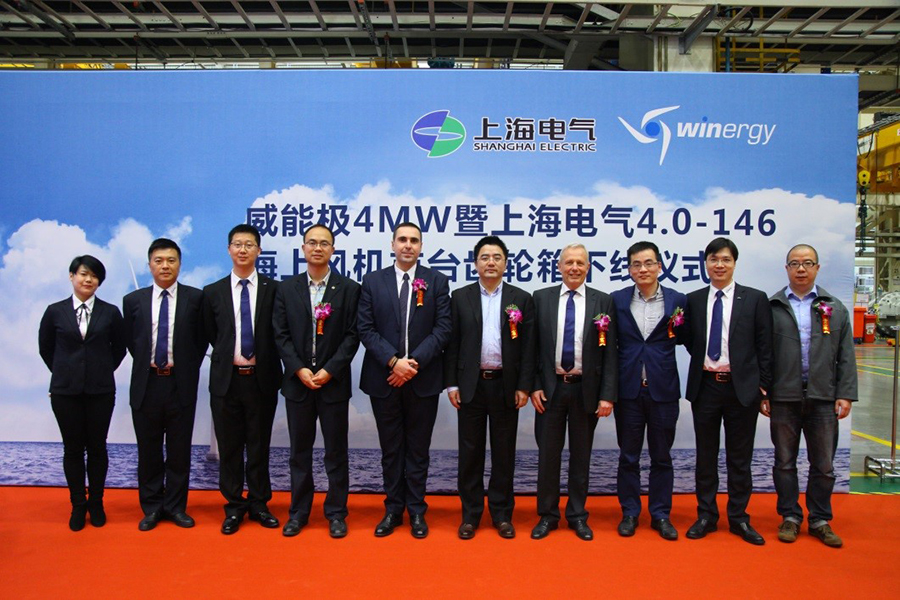                        3月29日，上海電氣4MW海上機組首臺低風(fēng)速風(fēng)力發(fā)電機主齒輪箱在威能極中國天津工廠正式下線。該齒輪箱的下線進(jìn)一步豐富了上海電氣海上風(fēng)電機組產(chǎn)品系列，鞏固了其國內(nèi)海上風(fēng)電市場引領(lǐng)者的地位
