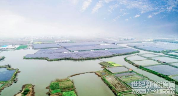 
 


近日，我國財(cái)政部下發(fā)了《關(guān)于公布可再生能源電價(jià)附加資金補(bǔ)助目錄（光伏扶貧項(xiàng)目）的通知》，里面提到按照國務(wù)院要求，為確保光伏扶貧收益及時(shí)惠及廣大貧困人口，對(duì)列入可再生能源電價(jià)附加資金補(bǔ)助目錄內(nèi)的光伏扶貧項(xiàng)目，財(cái)政部將優(yōu)先撥付用于扶貧部分的補(bǔ)貼資金。

該《通知》的發(fā)布意味著3.6GW扶貧電站和0.32GW戶用項(xiàng)目將插隊(duì)進(jìn)入可再生能源補(bǔ)貼目錄，政府對(duì)光伏扶貧的重視程度可見一斑