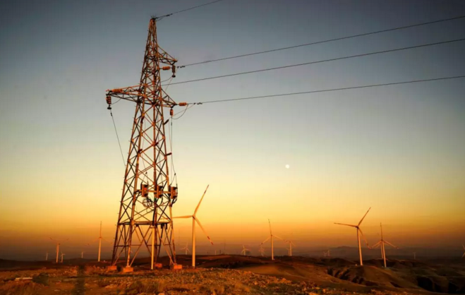                        經(jīng)濟觀察網(wǎng) 記者 劉曉林?“2017年，國家電網(wǎng)經(jīng)營區(qū)新能源消納形式好轉(zhuǎn)，棄電量、棄電率實現(xiàn)‘雙降’。”日前舉行的一季度新聞發(fā)布會上，國家電網(wǎng)發(fā)布了《促進(jìn)新能源發(fā)展的白皮書》（簡稱《白皮書》）