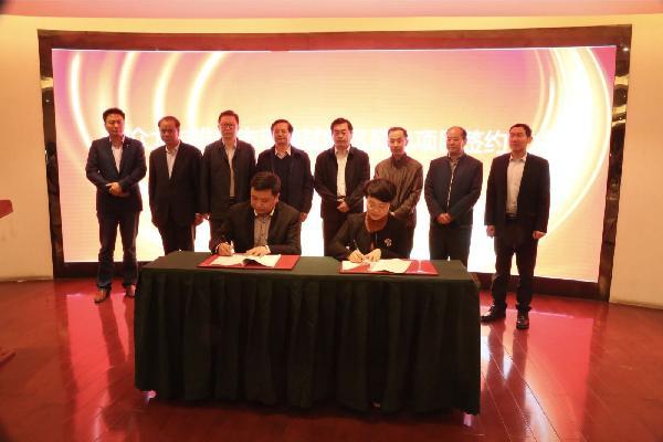                        2018年3月30日上午，天津徽商故里高朋滿座，恒眾力董事長童永與淮南市毛集實驗區(qū)管委會主任胡林娜，就恒眾力風(fēng)電項目正式簽約。  淮南市委常委、組織部長朱學(xué)亮等領(lǐng)導(dǎo)出席見證了簽約儀式