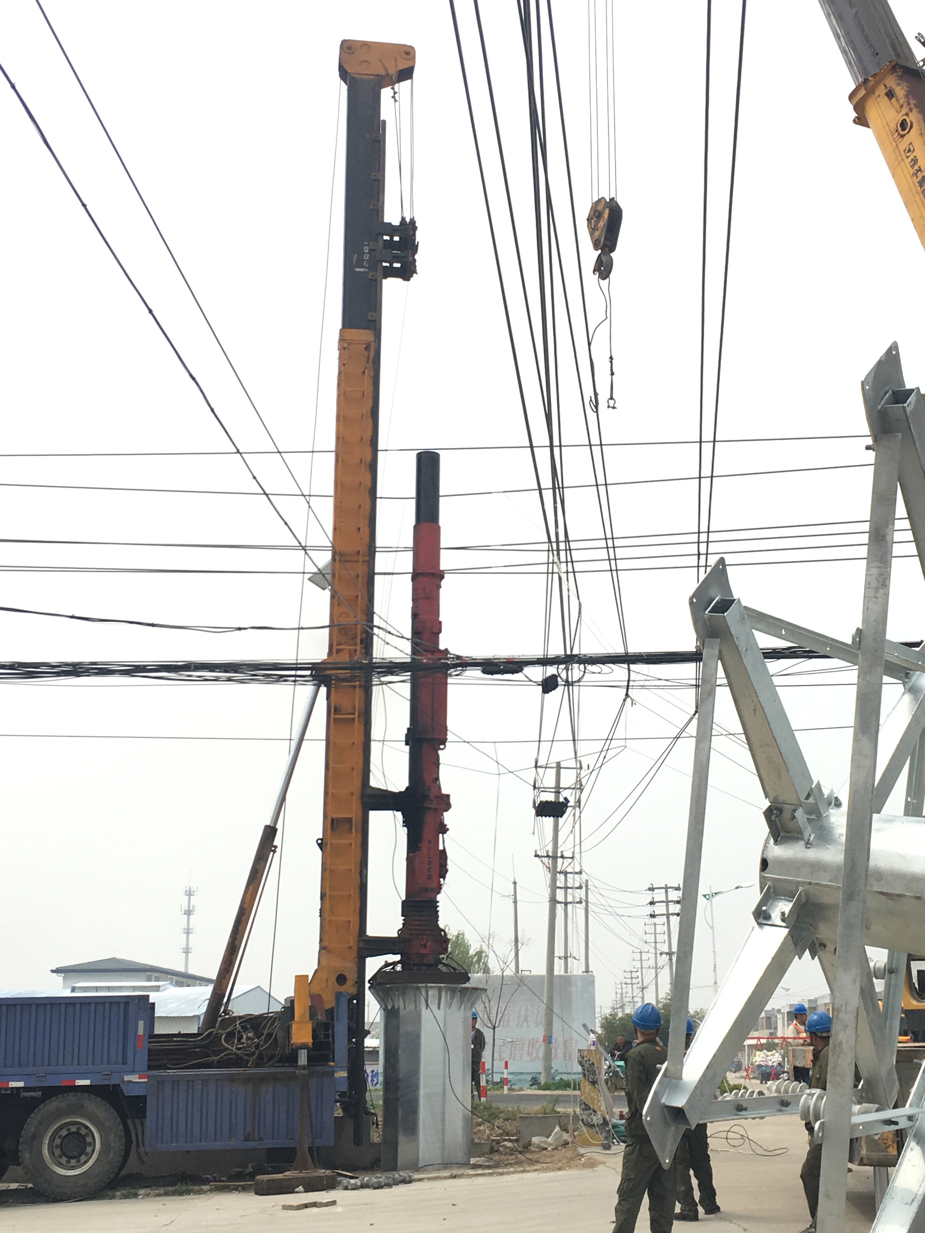 
　　農(nóng)村電氣化網(wǎng)訊：3月29日，江蘇鑫世航工程電器安裝有限公司10名施工作業(yè)人員，在該縣穿城、張家圩、三莊配網(wǎng)工程建設(shè)中，首次采用了“快速鋼管塔”施工新技術(shù)。由過去從立塔到水泥完全凝固全過程需要20天時(shí)間，提高到目前全過程只需20分鐘，效率之高、速度之快、成效特別顯著