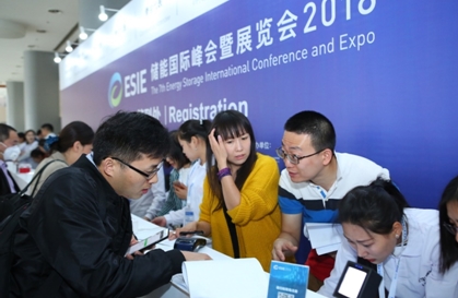 
			              4月2日上午，第七屆“儲能國際峰會暨展覽會2018”在國家會議中心·北京隆重開展，本屆展覽會由中國能源研究會、中關(guān)村管委會、中關(guān)村海淀園管委會支持，由中關(guān)村儲能產(chǎn)業(yè)技術(shù)聯(lián)盟聯(lián)合國網(wǎng)電動汽車服務(wù)公司、中國科學(xué)院工程熱物理所共同主辦。展會第一天現(xiàn)場人氣爆棚，吸引了眾多來自全國各地和海外的專業(yè)觀眾到場參觀