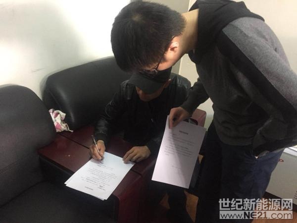  河北隆基泰和“云萬家”品牌在與河北工商銀行，河北中國銀行攜手開放“光伏貸”業(yè)務(wù)后，與黑龍江中國銀行完成了新一輪的洽談，雙方成功簽訂了新的光伏貸計劃，力求使光伏貸惠及黑龍江全省十萬農(nóng)戶家庭。



隨著光伏發(fā)電時長的持續(xù)走高，光伏+金融的合作模式也出現(xiàn)了很多衍生品，其中最受人矚目的便是光伏貸