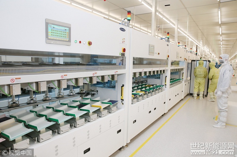  早在2017年9月22日，美國(guó)國(guó)際貿(mào)易委員會(huì)（ITC）就光伏電池及組件全球保障措施調(diào)查作出損害裁決，認(rèn)定進(jìn)口產(chǎn)品對(duì)美國(guó)國(guó)內(nèi)產(chǎn)業(yè)造成嚴(yán)重?fù)p害。緊隨其后，美國(guó)在今年1月22日宣布對(duì)光伏面板加征30％關(guān)稅之后，23日就由總統(tǒng)簽字