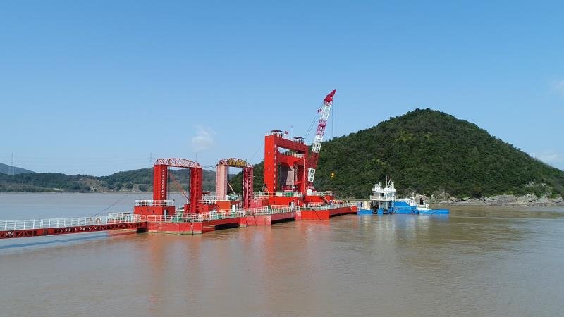                        3月31日，國電聯(lián)合動力技術(shù)有限公司（下稱“聯(lián)合動力”）自主研發(fā)的應(yīng)用270°電動變槳技術(shù)和水下視頻技術(shù)的300kW海洋潮流能發(fā)電機組成功下海，并順利并網(wǎng)發(fā)電運行。 這是世界首臺應(yīng)用270°變槳技術(shù)，實現(xiàn)了雙向海流能量高效捕獲的潮流能發(fā)電機組