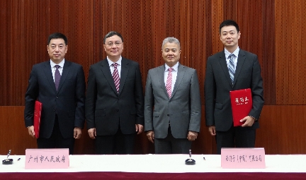 　　【中國儀表網(wǎng) 儀表企業(yè)】西門子在2018中國廣東省廣州國際投資年會(huì)上與廣州市人民政府簽署全面戰(zhàn)略合作備忘錄，將在智能基礎(chǔ)設(shè)施、智能制造、可持續(xù)能源、創(chuàng)新研發(fā)與人才培養(yǎng)等領(lǐng)域與廣州市開展全面合作，助力廣州建設(shè)現(xiàn)代化經(jīng)濟(jì)體系，加快建設(shè)“國家創(chuàng)新中心城市”。廣州市委常委、常務(wù)副市長陳志英，西門子(中國)有限公司執(zhí)行副總裁、首席政府事務(wù)官兼區(qū)域組織總經(jīng)理吳永新出席簽字儀式并見證了備忘錄的簽署