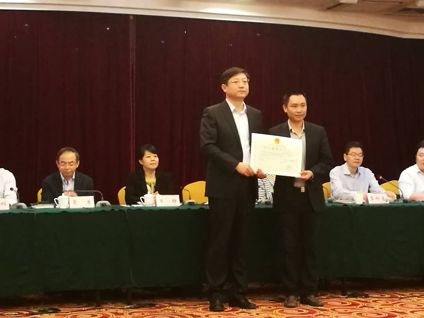 　　4月3日下午，國家能源局江蘇監(jiān)管辦公室在南京召開了增量配電網(wǎng)業(yè)務(wù)改革座談會，會上向揚中高新區(qū)配售電有限公司頒發(fā)了江蘇省首張增量配電業(yè)務(wù)許可證。國家能源局資質(zhì)中心副主任陳靜，業(yè)務(wù)二處處長徐峰，江蘇能監(jiān)辦副專員宋宏坤，江蘇省能源局副局長戚玉松，江蘇省電力公司副總經(jīng)理夏勇等出席會議