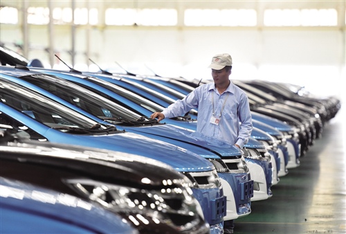 
	中國儲能網(wǎng)訊：可以預(yù)計，2017年的利潤下滑僅僅是個開始。對比亞迪等新能源車企，在雙積分制還沒有產(chǎn)生較大效應(yīng)前的過渡期，日子將會很難熬