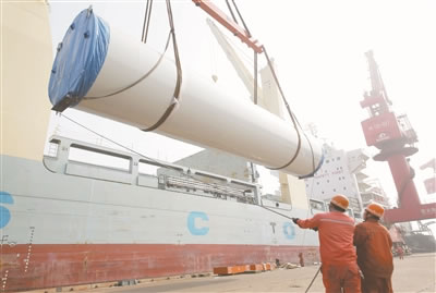                                         
	

	　　4月3日，工人正在連云港港東方公司碼頭裝運(yùn)風(fēng)力塔架。當(dāng)日，15套風(fēng)電設(shè)備從連云港港裝船出口墨西哥