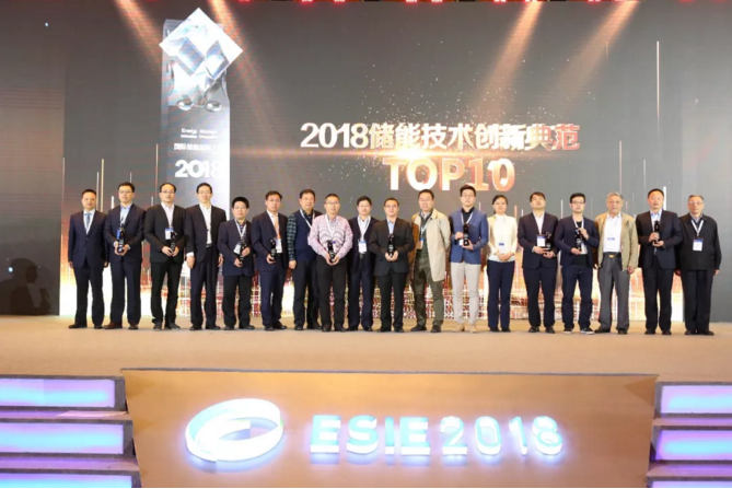                        4月3日，在第二屆國際儲(chǔ)能創(chuàng)新大賽頒獎(jiǎng)典禮上，新疆金風(fēng)科技股份有限公司（下稱“金風(fēng)科技”）全資子公司北京天誠同創(chuàng)電氣有限公司（下稱“天誠同創(chuàng)”）榮獲2018儲(chǔ)能技術(shù)創(chuàng)新大獎(jiǎng)。  經(jīng)過3個(gè)多月的初選、投票、專家評(píng)審、總決賽答辯，天誠同創(chuàng)憑借在儲(chǔ)能產(chǎn)品技術(shù)領(lǐng)域的創(chuàng)新研發(fā)和卓越的運(yùn)營管理，在眾多參賽企業(yè)中脫穎而出，成功入選“2018儲(chǔ)能技術(shù)創(chuàng)新典范TOP10”