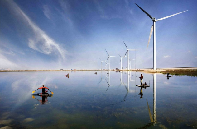                        近日，中國可再生能源學(xué)會(huì)風(fēng)能專業(yè)委員會(huì)上書國家能源局，對(duì)正在修訂的風(fēng)電并網(wǎng)標(biāo)準(zhǔn)中的部分條款提出異議，“這從來就不是簡(jiǎn)單的技術(shù)標(biāo)準(zhǔn)之爭(zhēng)，將一些無用的技術(shù)要求納入標(biāo)準(zhǔn)并強(qiáng)制執(zhí)行，無疑是在扼殺來之不易的新能源產(chǎn)業(yè)?！?中國可再生能源學(xué)會(huì)風(fēng)能專業(yè)委員會(huì)秘書長(zhǎng)秦海巖在《不要讓并網(wǎng)標(biāo)準(zhǔn)殺死新能源產(chǎn)業(yè)》一文中寫道