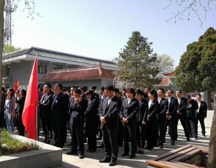 　　為緬懷先烈、弘揚(yáng)愛(ài)國(guó)主義精神， 進(jìn)一步踐行社會(huì)主義核心價(jià)值觀，4月2日，懷著對(duì)革命先烈的無(wú)比崇敬之情，淳化縣供電分公司職工代表十余人來(lái)到縣烈士陵園，開展了以“傳承英烈精神 弘揚(yáng)愛(ài)國(guó)情懷”為主題的清明節(jié)祭奠先烈掃墓活動(dòng)，縣關(guān)工委、文明辦、縣教育局、縣民政局、青少年活動(dòng)中心、職教中心等多家單位參與了此次祭掃活動(dòng)?！　』顒?dòng)在莊嚴(yán)肅穆的氣氛中正式開始，團(tuán)縣委書記呂靜主持了本次活動(dòng)