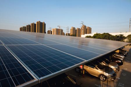 西班牙工業(yè)、旅游和數(shù)字規(guī)劃部在一份新報(bào)告中預(yù)測(cè)，到下一個(gè)十年底，太陽(yáng)能將成為該國(guó)最大的電力來(lái)源。根據(jù)西班牙政府起草的愿景，到2030年底，國(guó)內(nèi)累計(jì)安裝的光伏發(fā)電量甚至可能達(dá)到77吉瓦