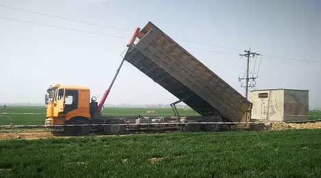                        3月23日某100MW風(fēng)電項(xiàng)目場(chǎng)內(nèi)道路施工單位材料供貨方運(yùn)輸人員觸電死亡事故報(bào)告 ?圖一：事故現(xiàn)場(chǎng)?圖二：事故車輛后輪擊穿燒毀圖三：事故車輛前輪胎擊穿燒毀 一、事故經(jīng)過 某100MW風(fēng)電項(xiàng)目，道路施工單位委托石料供應(yīng)商，于2018年3月23日為道路鋪設(shè)運(yùn)輸石料，進(jìn)場(chǎng)第一批石料共計(jì)四車，前三車已順利卸完并離場(chǎng)。車牌號(hào)為豫XXX的第四輛車在卸料過程中，為避免進(jìn)行二次倒運(yùn)，采取邊卸料車輛邊移動(dòng)，卸完料后自卸車箱斗未回位仍繼續(xù)向前移動(dòng)