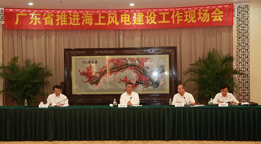                        4月4日，為深入貫徹落實(shí)黨的十九大精神和習(xí)近平總書記對(duì)廣東工作作出的“四個(gè)走在全國前列”重要指示，按照省委開展“大學(xué)習(xí)、深調(diào)研、真落實(shí)”活動(dòng)的部署，省政府在中山市明陽集團(tuán)召開全省推進(jìn)海上風(fēng)電建設(shè)工作現(xiàn)場(chǎng)會(huì)，研究部署廣東省海上風(fēng)電產(chǎn)業(yè)建設(shè)工作，推動(dòng)全省產(chǎn)業(yè)結(jié)構(gòu)和能源結(jié)構(gòu)調(diào)整，實(shí)現(xiàn)高質(zhì)量發(fā)展和綠色發(fā)展。  會(huì)前，馬興瑞、林少春一行首先來到明陽集團(tuán)3兆瓦風(fēng)機(jī)研制、試驗(yàn)生產(chǎn)車間，明陽集團(tuán)董事長(zhǎng)張傳衛(wèi)匯報(bào)了明陽整合全球研發(fā)資源，歷經(jīng)10年，實(shí)現(xiàn)重大技