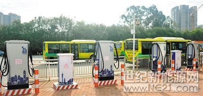 打好污染防治攻堅戰(zhàn)

2017年廣州PM2.5年均濃度首次“摸桿”達標，“廣州藍”已經(jīng)成為靚麗的城市新名片。未來廣州如何進一步改善空氣質(zhì)量，確?？諝赓|(zhì)量全面、穩(wěn)定達標，打贏藍天保衛(wèi)戰(zhàn)？昨日，市環(huán)保局局長楊柳接受廣州日報記者采訪時透露，廣州將加快推進公交車電動化替代，力爭提速至今年9月底前實現(xiàn)1萬輛純電動公交車上路行駛；今年4月底前，對所有在建工地揚塵治理情況進行拉網(wǎng)式檢查；年內(nèi)完成全市所有燃煤機組和自備電站鍋爐“超低排放”改造