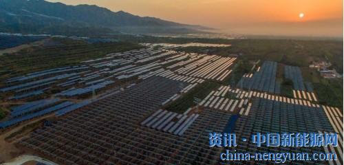                                                                                                                                                                     
	　　兩會召開前夕，題為《中共中央、國務院關(guān)于深入推進農(nóng)業(yè)供給側(cè)結(jié)構(gòu)性改革加快培育農(nóng)業(yè)農(nóng)村發(fā)展新動能的若干意見》的中央一號文件正式發(fā)布。在這份新世紀指導“三農(nóng)&rdqu