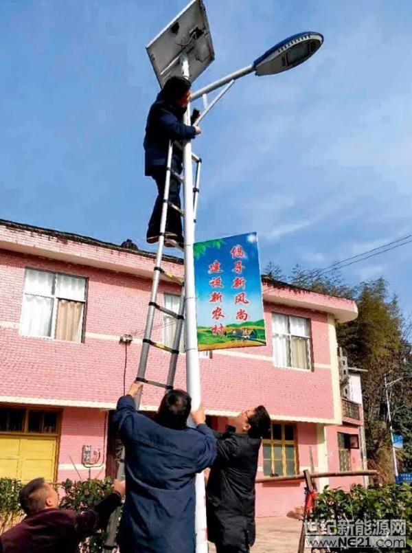 從中央紀委、湖南省紀委交辦的一起信訪舉報入手，湖南省湘西土家族苗族自治州紀委“順藤摸瓜”調(diào)查，發(fā)現(xiàn)當?shù)剞r(nóng)村太陽能路燈項目部分質(zhì)量低劣，剛裝不久竟過半數(shù)“失明”，或者存在數(shù)量嚴重短缺、采購價格虛高等問題。

近3個月來，湘西州紀委、監(jiān)察委在近600個太陽能路燈項目中發(fā)現(xiàn)“腐敗利益鏈”線索近200條，約談、誡勉談話、立案查辦包括多名縣級領(lǐng)導(dǎo)干部在內(nèi)的400多名公職人員和工程承包商