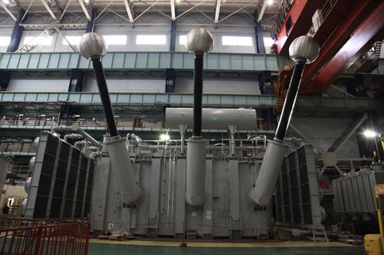 　　【中國儀表網(wǎng) 儀表下游】近日，江蘇常州東芝變壓器有限公司為“一帶一路”建設(shè)中的百萬千瓦級超超臨界機組工程的印尼爪哇7號項目生產(chǎn)的自主研發(fā)設(shè)計的兩臺1330兆伏安/500千伏主變壓器一次性通過試驗，創(chuàng)造了我國首臺最大容量1330MVA三相一體變壓器研制成功的紀(jì)錄。  (圖片來自常州東芝變壓器有限公司) 　　常州東芝變壓器有限公司始建于1995年，現(xiàn)由國家電網(wǎng)公司直屬企業(yè)山東電工電氣集團(tuán)有限公司和日本東芝集團(tuán)各占50%股份的中外合資企業(yè)，主要以開發(fā)生產(chǎn)