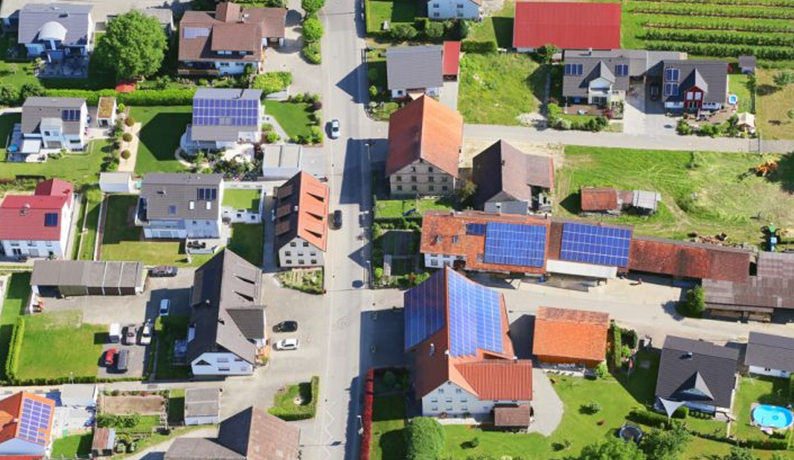 
	中國(guó)儲(chǔ)能網(wǎng)訊：根據(jù)近日發(fā)布的調(diào)查數(shù)據(jù)，德國(guó)目前的儲(chǔ)能行業(yè)的員工數(shù)量已經(jīng)超過了褐煤行業(yè)的一半。


	德國(guó)儲(chǔ)能協(xié)會(huì)（Bundesverband Energiespeicher，BVES）與柏林的能源部門顧問團(tuán)隊(duì)咨詢公司聯(lián)合編制的年度報(bào)告表明，2017年德國(guó)儲(chǔ)能行業(yè)雇用了約11130名工人