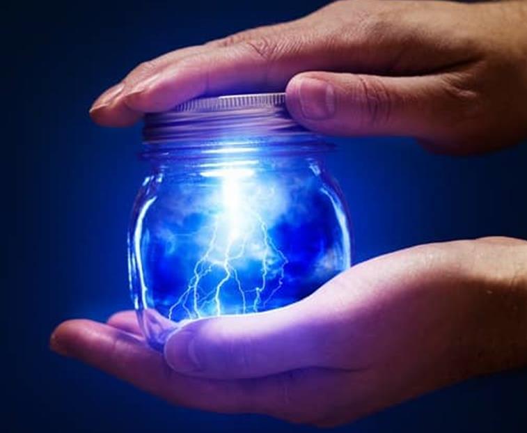 
	中國(guó)儲(chǔ)能網(wǎng)訊：根據(jù)全球知名的質(zhì)量保證和風(fēng)險(xiǎn)管理機(jī)構(gòu)DNV GL公司日前發(fā)布的可行性研究報(bào)告，小規(guī)模并網(wǎng)儲(chǔ)能解決方案（或稱之為社區(qū)電池儲(chǔ)能方案）將擁有可行的商業(yè)案例，并支持分布式能源發(fā)電的持續(xù)增長(zhǎng)。


	


	DNV GL公司表示，這個(gè)調(diào)查結(jié)果基于包括儲(chǔ)能供應(yīng)商Alfen公司和分布式服務(wù)和聚合商Peeeks公司在內(nèi)的全行業(yè)聯(lián)盟開展的工作