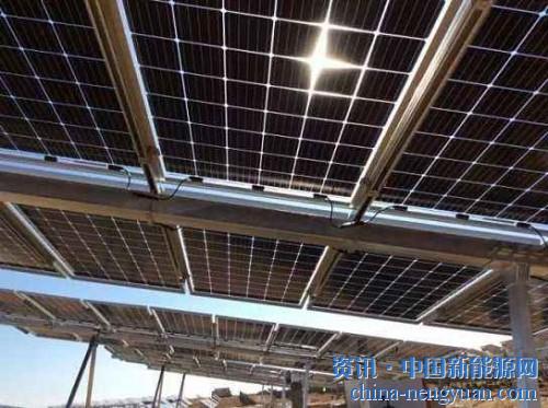                                                                                                                                                                     
	　　河北是戶用光伏發(fā)展的大省。在河北的鄉(xiāng)村，裝一座光伏電站已經(jīng)成為當?shù)匕傩樟餍械男吕碡敺绞?，光伏電站成為農(nóng)民朋友脫貧致富奔小康的“好幫手”