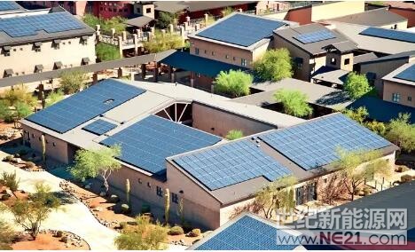 家庭光伏已經(jīng)在多個地方炸開了花，一裝一大片，大部分人都是看到別人家裝了后躺著都能賺錢，便心動了。特別是在鄉(xiāng)村小鎮(zhèn)，家家都有屋頂，裝起來方便，所以家家戶戶裝光伏的現(xiàn)象也就司空見慣了