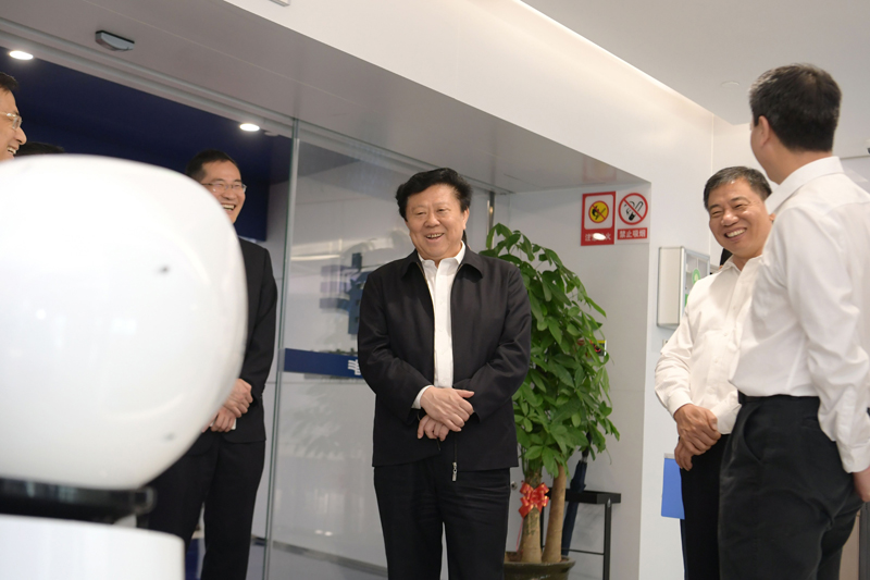
　　4月3日，南方電網(wǎng)公司黨組書記、董事長(zhǎng)李慶奎在深圳南山供電局智慧營(yíng)業(yè)廳與機(jī)器人互動(dòng)。吳興波 攝

　　4月3日，南方電網(wǎng)公司黨組書記、董事長(zhǎng)李慶奎在深圳供電局勉勵(lì)大家不負(fù)公司黨組重托，沖刺世界一流企業(yè)