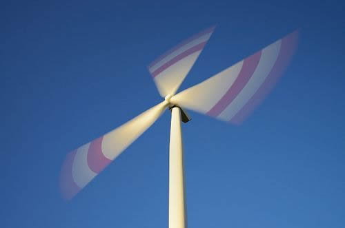                                         
	

	　　在日前的一次風(fēng)電招投標(biāo)中，單位千瓦陸上風(fēng)電機(jī)組報價已非常接近3000元，而去年單位千瓦陸上風(fēng)電機(jī)組的最低報價為3300元。不到一年時間，降幅如此之大，讓業(yè)內(nèi)感到市場行情的寒涼