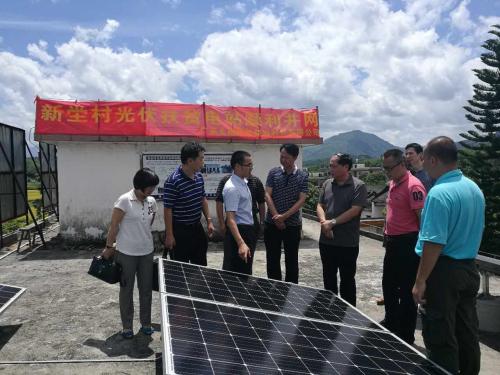 近日，《精準扶貧 村級光伏電站技術(shù)導(dǎo)則》《精準扶貧 村級光伏電站管理與評價導(dǎo)則》《村鎮(zhèn)光伏發(fā)電站集群接入電網(wǎng)規(guī)劃設(shè)計導(dǎo)則》《村鎮(zhèn)光伏發(fā)電站集群控制系統(tǒng)功能要求》四項國家標準正式發(fā)布，這是我國在光伏扶貧領(lǐng)域發(fā)布的首批國家標準，也是中國電科院在承擔全國微電網(wǎng)與分布式電源并網(wǎng)標委會秘書處工作后，在標準服務(wù)于產(chǎn)業(yè)發(fā)展和國家戰(zhàn)略方面取得的重要突破。財經(jīng)日歷資訊快遞貴金屬模擬交易貴金屬專家直播室金投網(wǎng)貴金屬行情軟件此次發(fā)布的系列標準，規(guī)范了村級光伏扶貧電站的建設(shè)，明確了電站設(shè)計、施工安裝、調(diào)試與驗收、運行維護等技術(shù)要