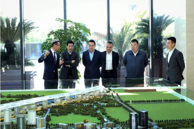                        4月8日，全球數(shù)字能源科技領(lǐng)軍企業(yè)遠(yuǎn)景與上海臨港經(jīng)濟(jì)發(fā)展（集團(tuán)）有限公司簽署戰(zhàn)略合作協(xié)議，遠(yuǎn)景CEO張雷與臨港集團(tuán)總裁袁國(guó)華等公司高層共同出席了簽約儀式。未來(lái)，遠(yuǎn)景將基于智能物聯(lián)網(wǎng)平臺(tái)，為臨港集團(tuán)提供智能樓宇管理、智慧園區(qū)管理、企業(yè)能效優(yōu)化、智能充電服務(wù)、綠色智慧出行等解決方案