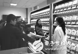 
												
												
	經了解，電能表免費輪換改造工作將針對長沙地區(qū)達到輪換周期的表計開展，改造工作將于2018年分階段實施，國網(wǎng)湖南供電服務中心（計量中心）負責對本次輪換的電能表進行檢定、配送及運行監(jiān)控。

	

	媒體記者就中心如何保障電能表的品質等問題采訪中心檢定監(jiān)督站工作人員

	“供電企業(yè)如何保障智能電表的準確計量？”

	“本次供電部門使用的智能電表與之前其他規(guī)格電能表有何不同？新裝智能電表是否電流更小，走字更快？&rdquo