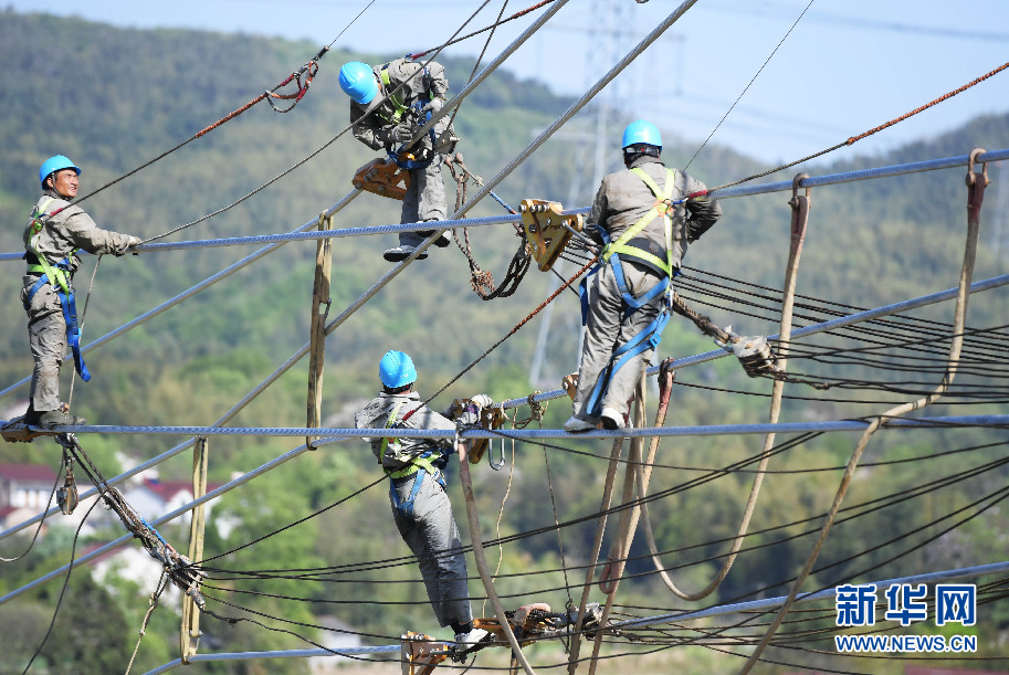 　　4月8日，在安徽省蕪湖市繁昌縣境內，安徽送變電工程有限公司施工人員在70多米高空進行特高壓輸電導線開斷施工?！　‘斎?，由安徽送變電工程有限公司承建的新疆準東至安徽-皖南±1100千伏特高壓輸電工程皖3標段一般線路實現(xiàn)全線貫通，由此該工程安徽段全長302.5千米長的線路施工進入全面收尾階段