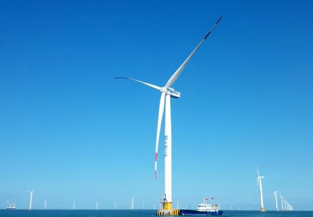                        2018年第一季度，三峽新能源各單位認(rèn)真貫徹落實(shí)習(xí)近平新時代中國特色社會主義思想，認(rèn)真踐行新時代三峽精神，嚴(yán)抓細(xì)管、精益求精，江蘇響水風(fēng)電場刷新單日發(fā)電量歷史記錄！  3月20日，響水公司近海風(fēng)電場、陸上風(fēng)電場和試驗(yàn)風(fēng)機(jī)單日發(fā)電量突破980萬千瓦時，刷新了該公司單日發(fā)電量新歷史記錄。江蘇響水風(fēng)電場總裝機(jī)規(guī)模41.55萬千瓦，其中響水近海風(fēng)電場當(dāng)日發(fā)電量485.72萬千瓦時，更是打破了2017年10月4日創(chuàng)造的471.43萬千瓦時的單日最高紀(jì)