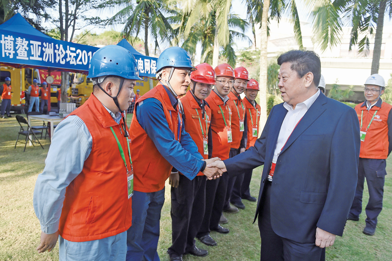 
　　公司黨組書記、董事長李慶奎到博鰲亞洲論壇2018年年會南方電網(wǎng)保供電現(xiàn)場指揮部檢查指導(dǎo)工作。 南網(wǎng)報記者 李志杰 吳興波 攝

　　南網(wǎng)報訊 博鰲亞洲論壇2018年年會4月8日拉開帷幕，世界再度進(jìn)入“博鰲時間”