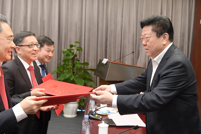 
　　4月8日，南方電網(wǎng)公司黨組書記、董事長李慶奎為獲獎代表頒獎。吳興波 攝

　　下階段公司科技創(chuàng)新工作思路：

　　堅(jiān)持以習(xí)近平新時代中國特色社會主義思想為指導(dǎo)，貫徹落實(shí)黨的十九大精神，堅(jiān)持新發(fā)展理念，遵循“四個革命、一個合作”能源戰(zhàn)略思想，踐行創(chuàng)新驅(qū)動發(fā)展戰(zhàn)略，圍繞構(gòu)建清潔低碳、安全高效的現(xiàn)代能源體系，堅(jiān)持戰(zhàn)略引領(lǐng)、目標(biāo)導(dǎo)向，著力完善創(chuàng)新體制機(jī)制，統(tǒng)籌系統(tǒng)內(nèi)外創(chuàng)新資源，增強(qiáng)創(chuàng)新能力，強(qiáng)化技術(shù)攻關(guān)，提升創(chuàng)新效益與價值，鍛造核心競爭力，推動公司向綜合能源服務(wù)公司轉(zhuǎn)型，為公司早日建