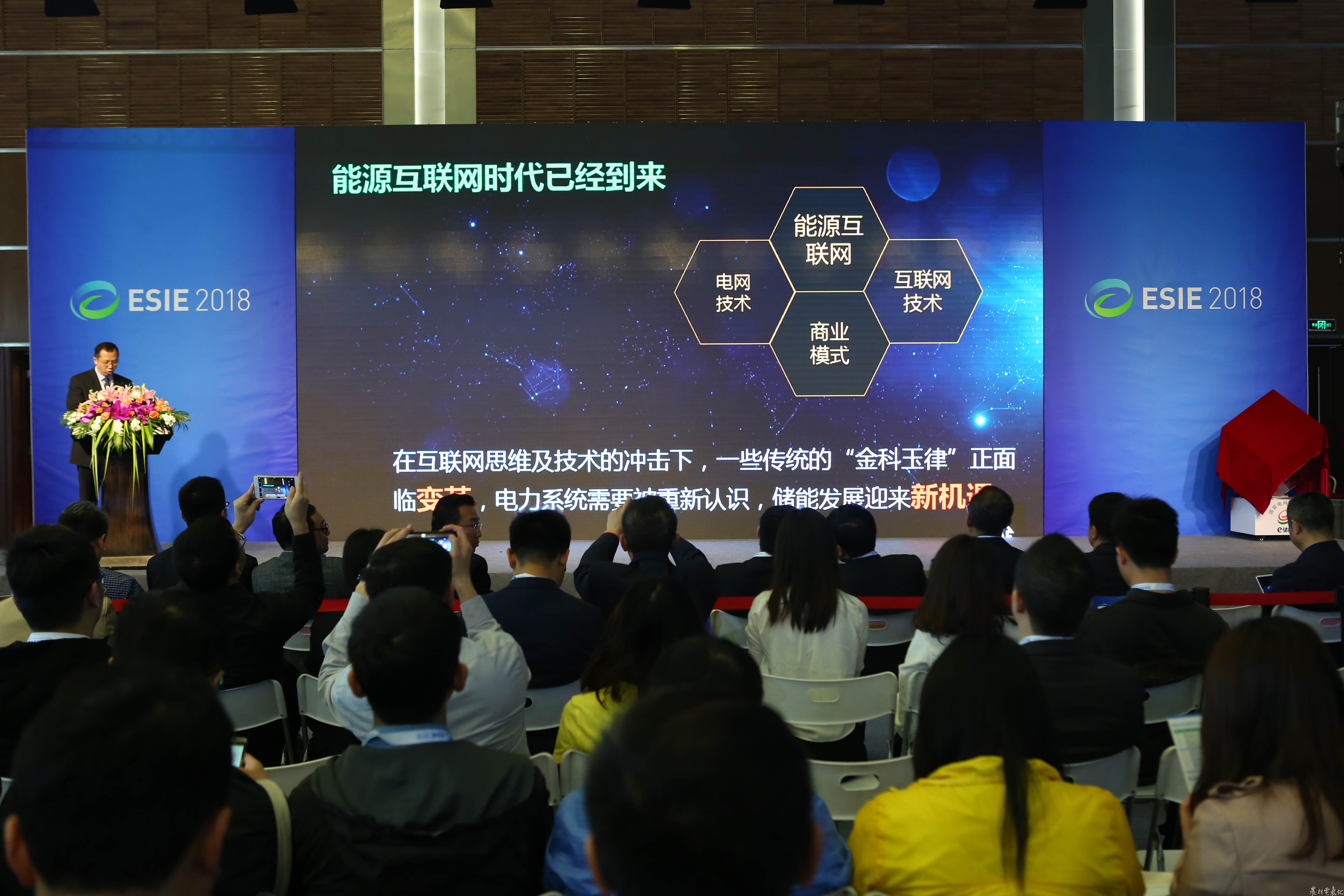 


　　4月2日，國家電網(wǎng)儲(chǔ)能云發(fā)布及簽約儀式在京舉行。據(jù)了解，國家電網(wǎng)儲(chǔ)能云既能夠以電網(wǎng)系統(tǒng)優(yōu)勢(shì)，探索研究建立儲(chǔ)能控制策略、商業(yè)模式，推動(dòng)儲(chǔ)能政策機(jī)制落地，賦能分布式資源，又能夠集合分布式儲(chǔ)能資源，實(shí)現(xiàn)集合效益，響應(yīng)需求調(diào)度、綠電交易，輔助支撐電網(wǎng)穩(wěn)定、安全、可靠運(yùn)行，促進(jìn)電網(wǎng)系統(tǒng)有序發(fā)展